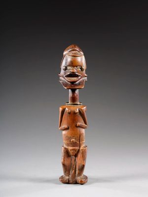 une image représentant une statue en bois d'une personne avec un visage