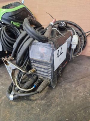 une image d'une machine à souder dans un garage