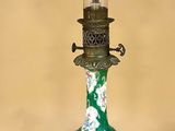 une lampe verte et blanche posée sur une table