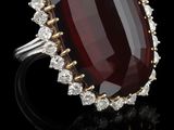 une bague en grenatite et diamants, signée Van Cleef