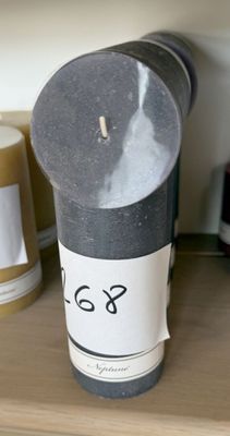 une bougie posée sur une étagère dans une pièce