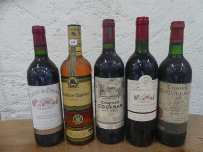 plusieurs bouteilles de vin sont alignées sur une table en bois