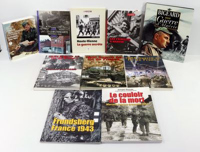 plusieurs livres posés sur une table, sur fond blanc, accompagnés d'une photo en noir et blanc représentant des soldats