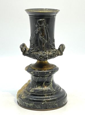 Dans le goût de BARBEDIENNE. Urne en bronze patiné à décor d…