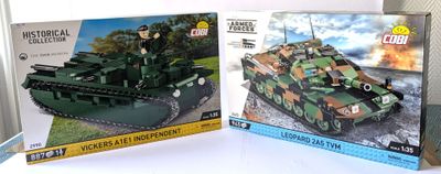 deux boîtes de véhicules militaires lego sur une table