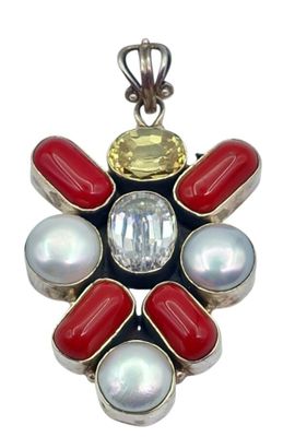 un gros plan sur un pendentif en forme de fleur aux couleurs rouge, blanc et bleu