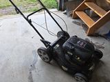 une tondeuse à gazon qui se trouve dans le garage