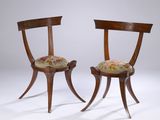 paire de chaises anciennes avec des coussins d'assise rembourrés à motifs floraux