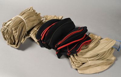 tout un tas de vêtements de toutes sortes posés sur une table