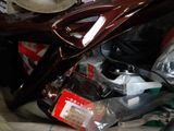 un tas d'objets divers entassés par terre