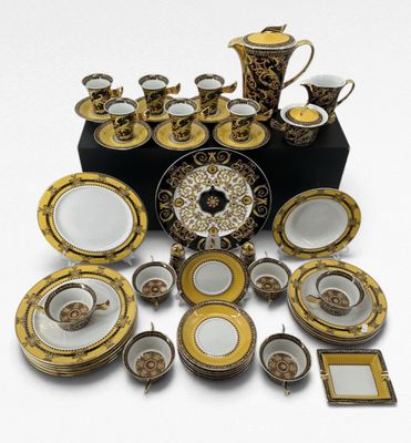 il y a toutes sortes d'assiettes et de tasses sur la table
