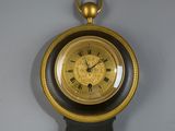 une horloge accrochée au mur de la pièce