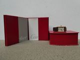 une petite boîte rouge surmontée d'une horloge