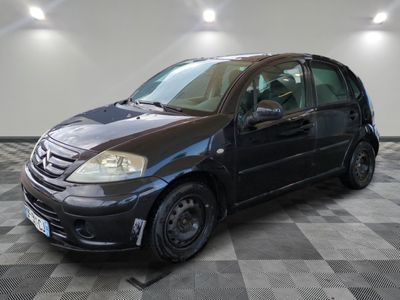 la photo d'une petite voiture noire garée dans un garage