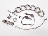 un assortiment de bijoux comprenant un collier, un bracelet et une bague