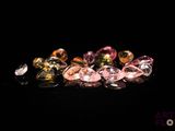 de très jolis diamants colorés sur un fond noir