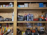 une étagère remplie d'outils et d'autres objets dans un garage