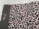 un gros plan sur une couverture à motif léopard dans une boîte blanche