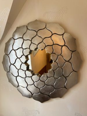un miroir accroché au mur de la pièce