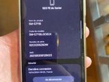 Une personne tient un téléphone portable à la main et on voit l'écran de l'appareil.