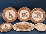 plusieurs assiettes et bols ornés de motifs d'animaux sur fond bleu