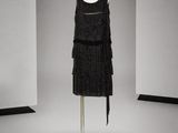 une image d'une robe noire sur un mannequin