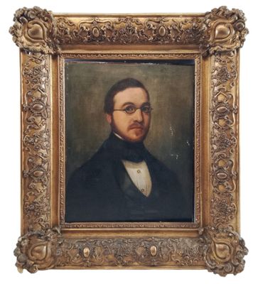 portrait d'un homme vêtu d'un manteau noir et d'un nœud papillon, dans un cadre doré