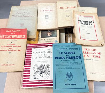 plusieurs livres sont empilés sur une table