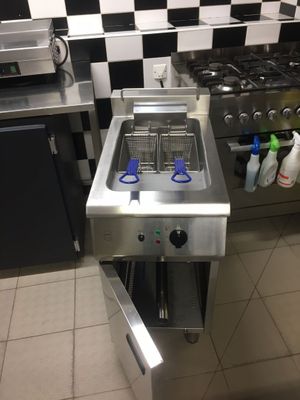 une cuisine équipée d'une cuisinière, d'un évier et d'un four