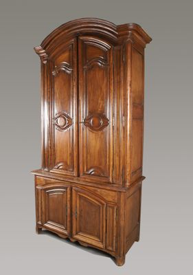 un vieux meuble en bois avec deux portes et deux tiroirs