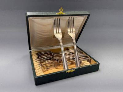 deux fourchettes dans une boîte contenant des couverts