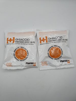 deux boîtes de comprimés orange posées sur une table blanche