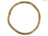 gros plan d'un bracelet en or sur fond blanc