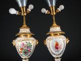 une paire de vases anciens ornés de fleurs peintes sur fond noir