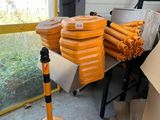 une pile de tuyaux orange posée sur une table