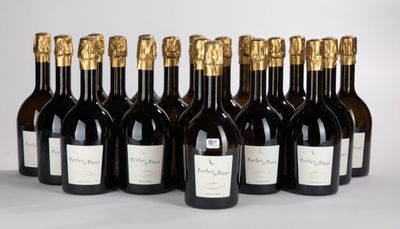 six bouteilles de vin sont alignées dans une rangée