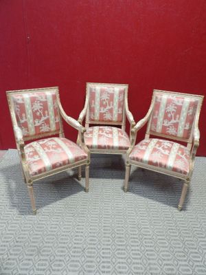 trois chaises rembourrées, rembourrées, rembourrées, rembourrées, rembourrées, rembourrées