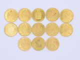 gros plan d'une pile de pièces d'or sur une surface blanche
