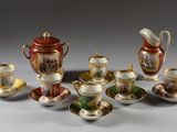 de nombreux types de tasses à café et de soucoupes sur la table