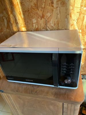 un micro-ondes posé sur un comptoir
