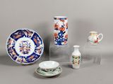 de nombreux types de vases et d'assiettes exposés