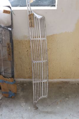 un radiateur près d'une fenêtre et un ventilateur dans une pièce