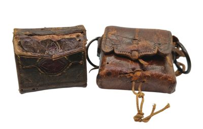 deux morceaux de vieux cuir sont posés l'un à côté de l'autre sur une surface blanche