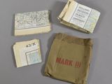 Plusieurs cartes anciennes sont disposées sur une table