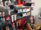 un espace de travail avec de nombreux outils accrochés au mur