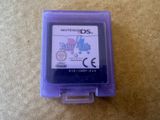 une image représentant une Game Boy violette posée sur un tapis