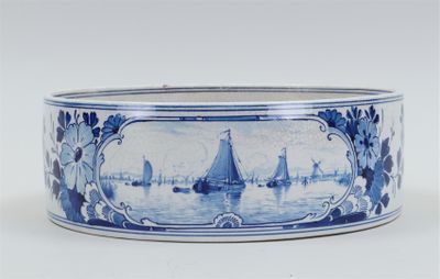 un bol bleu et blanc orné de bateaux sur l'eau