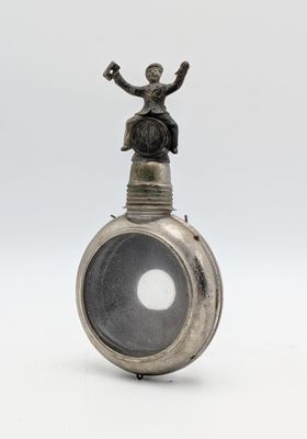 une bouteille ancienne en argent surmontée d'une statuette
