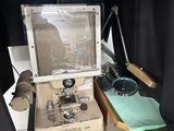 un bureau avec un ordinateur et une chaise dans la chambre