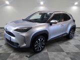 Le nouveau SUV Toyota C-HR est garé sur un sol à damier.